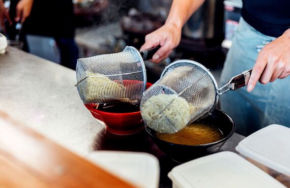 牛すじカレーとラーメンを使用したカレーマゼソバも扱っています | お取り寄せから通販まで・牛かつぎゅう太